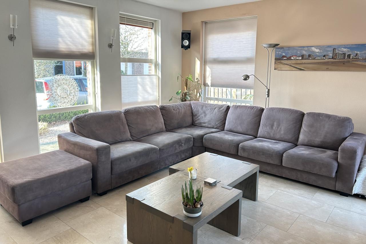 Gebruikte grote hoekbank met hocker