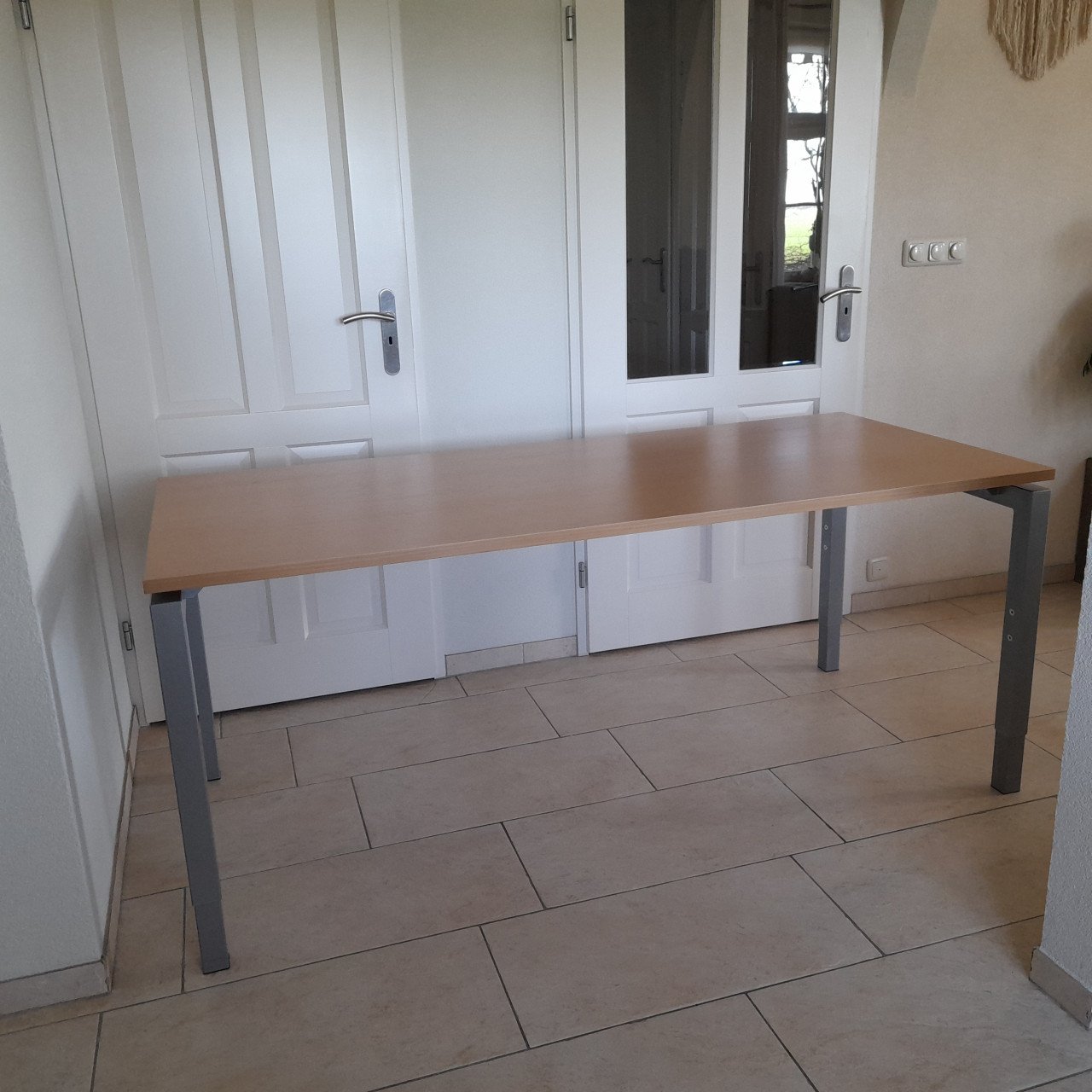 Mooi net bureau 80 x 180 x 75 H ( hoogte verstelbaar) in goede staat !