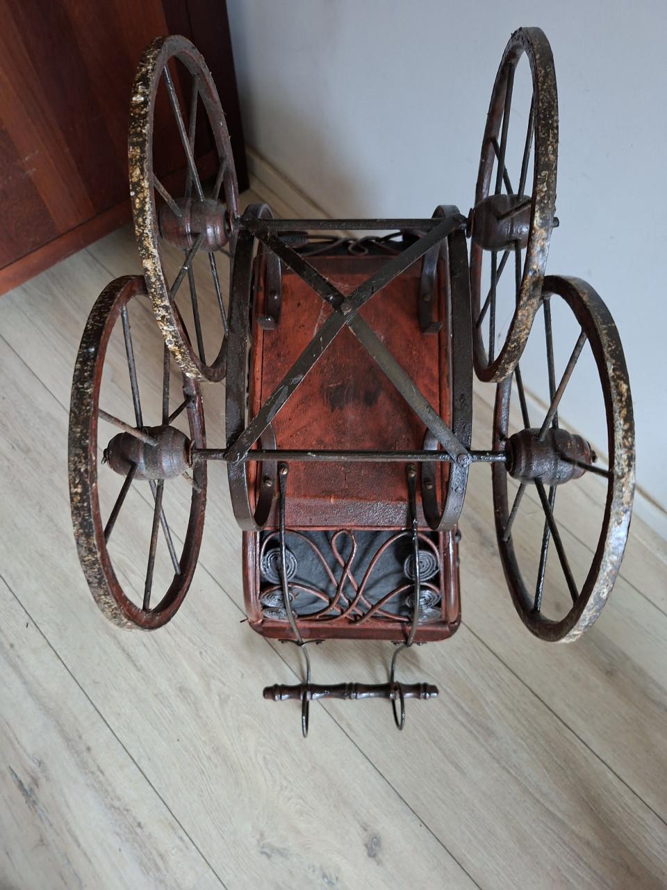 Vintage poppenwagen riet
