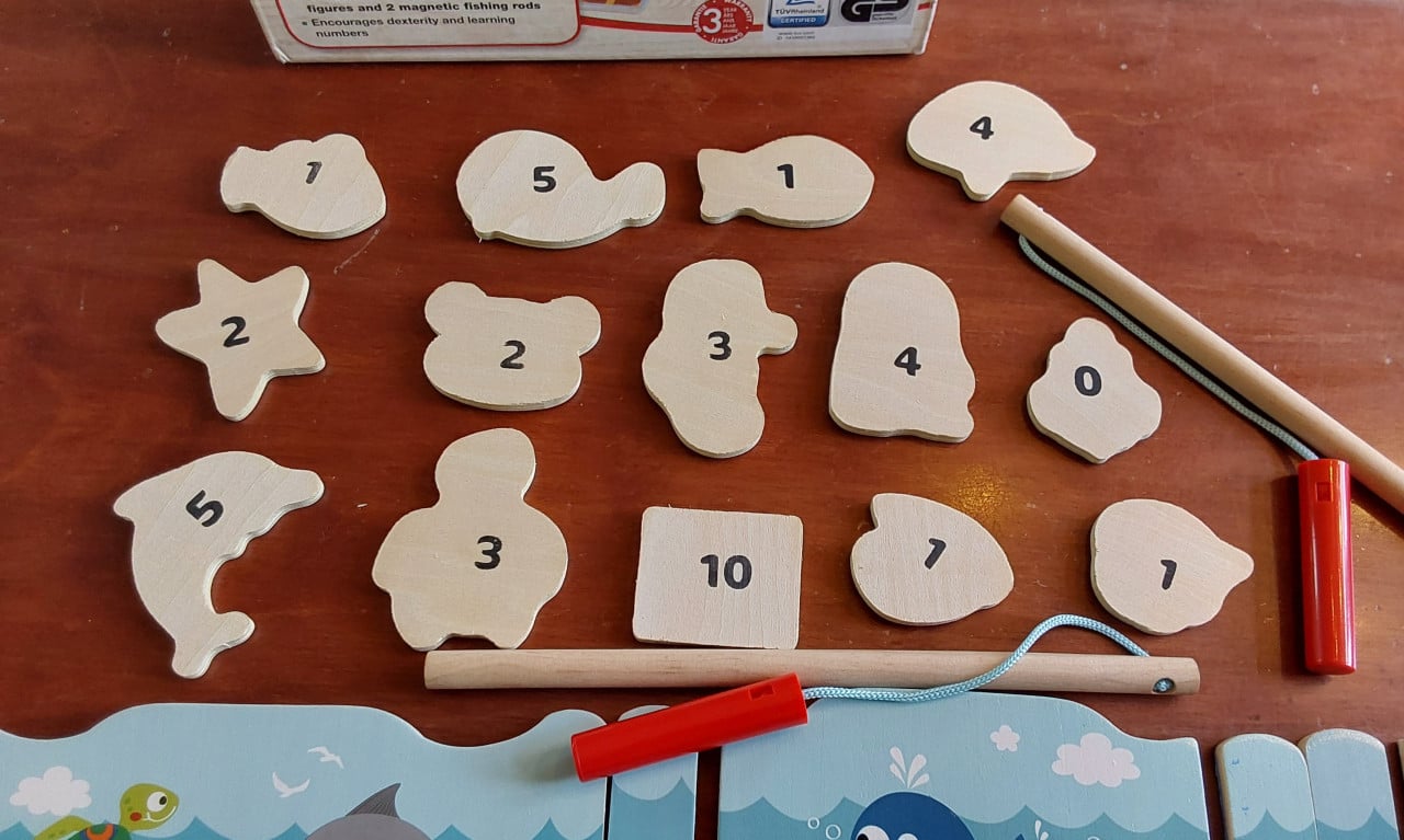 Houten hengelspel met 14 figuren van hout en 2 magnetische hengels