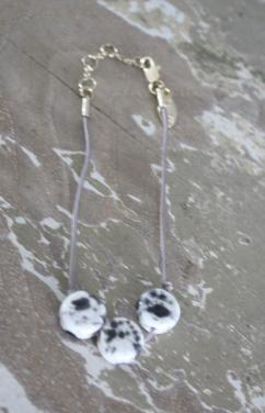 Grijs toutjes armband met zwart witte kraaltjes