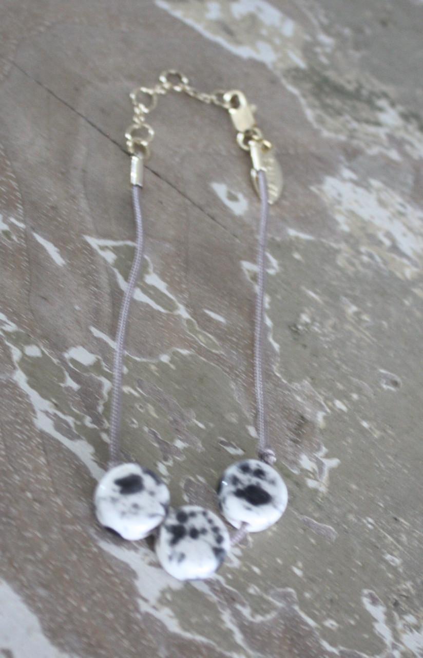 Grijs toutjes armband met zwart witte kraaltjes