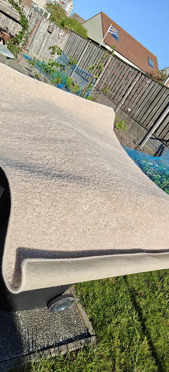 Te Koop Vloer Kleed 135 cm x 185 cm.