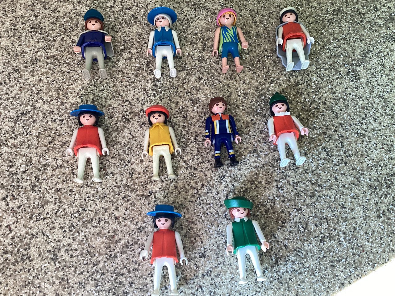 60 verschillende Playmobil poppetjes.