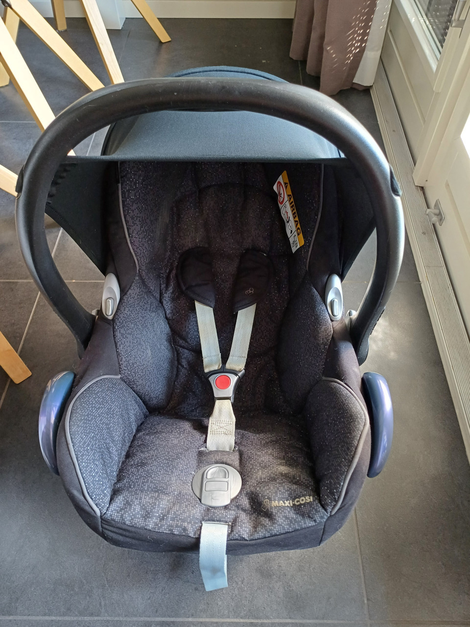 Maxi-Cosi Cabriofix incl. babyverkleiner en 2 voetenzakken