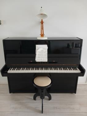 Piano hooglans zwart.