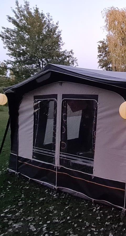 Kip Greyline caravan 616 kg met voortent