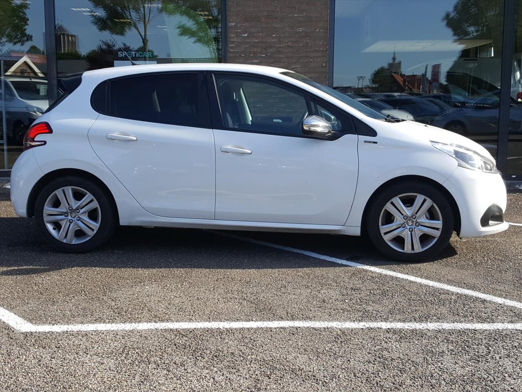 Peugeot 208 1.2 puretech 82pk signature navigatie | apple carplay & android