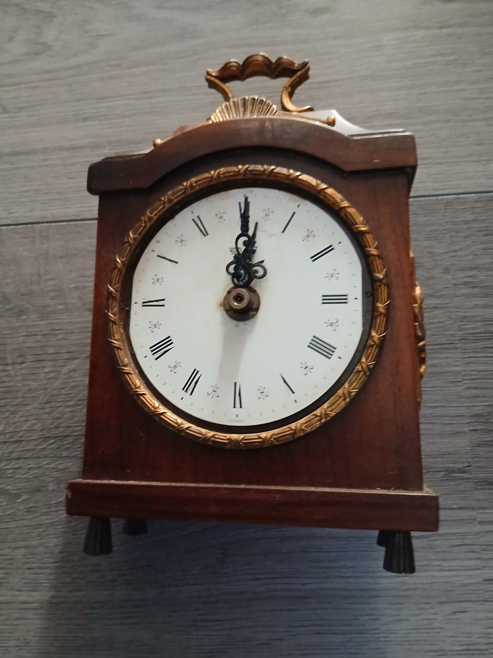 Oude houten tafelklok met Romeinse cijfers