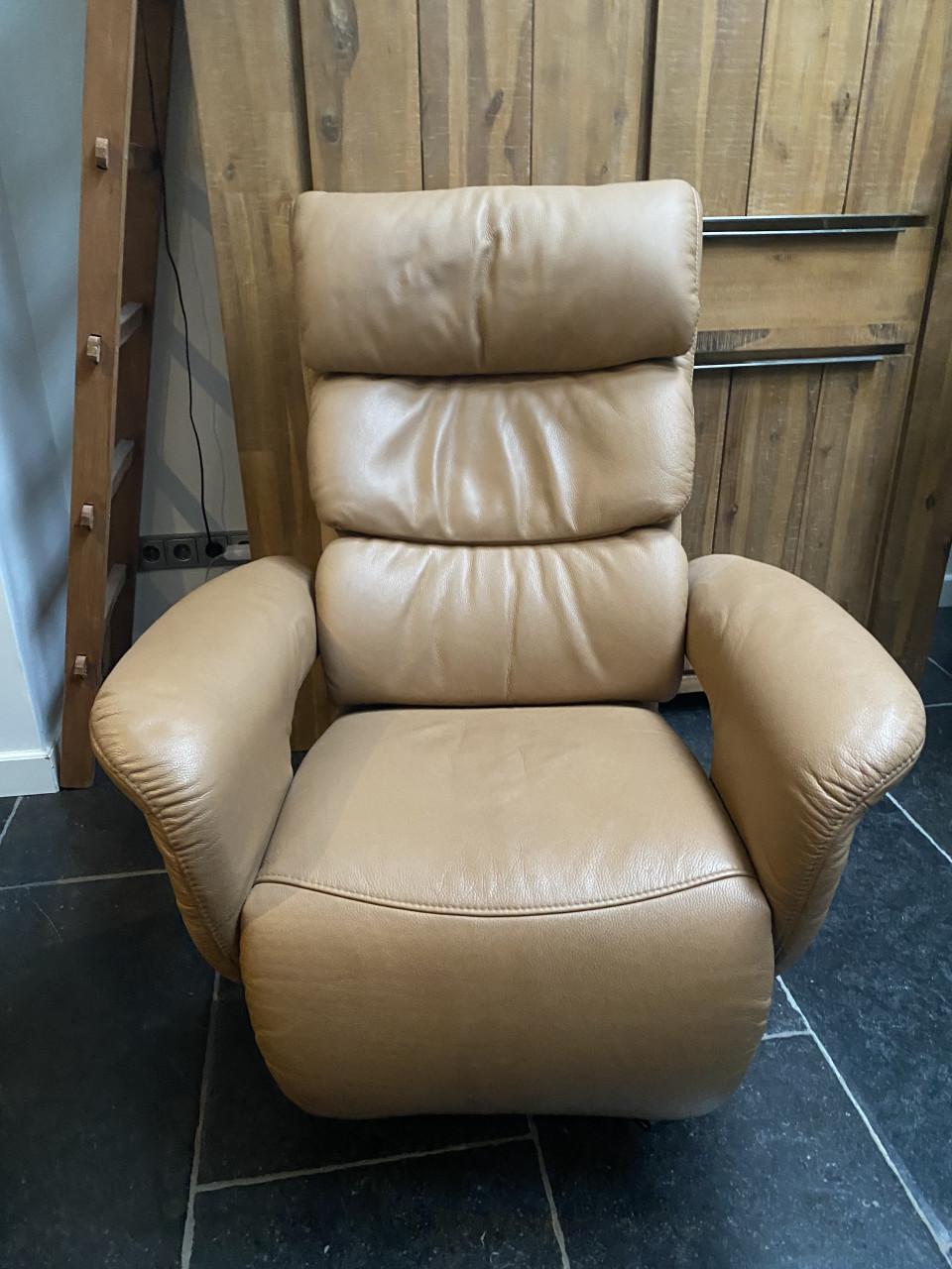 Mooie Meubelzorg sta op en relax fauteuil, met accu, 3 jaar oud