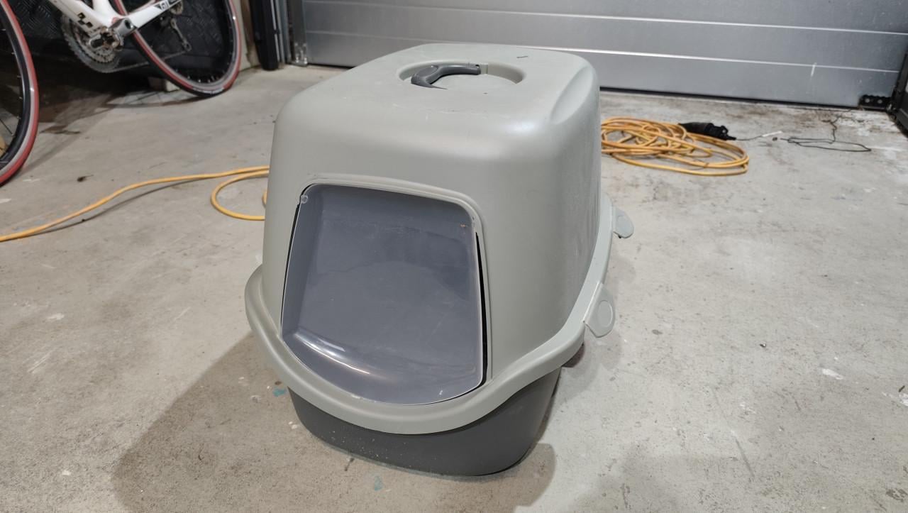 Dichte grote kattenbak, nette staat, t.e.a.b.