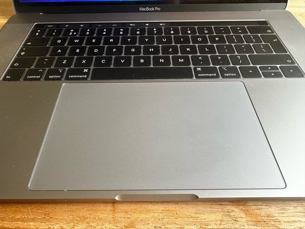 Apple MacBook Pro - 2.2ghz 6-core i7 - 16gb