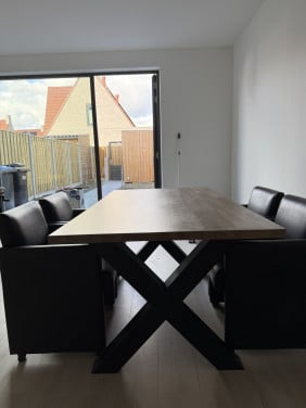 Eettafel mangohout met X poot en vier lederen stoelen