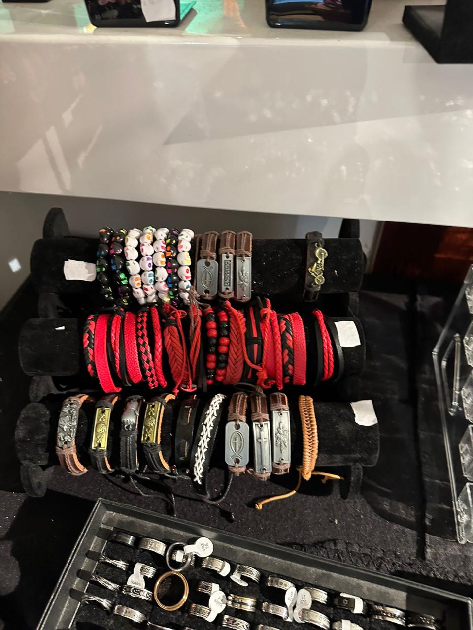 Partij sieraden te koop oa hangers, armbandjes, oorbellen en ringen