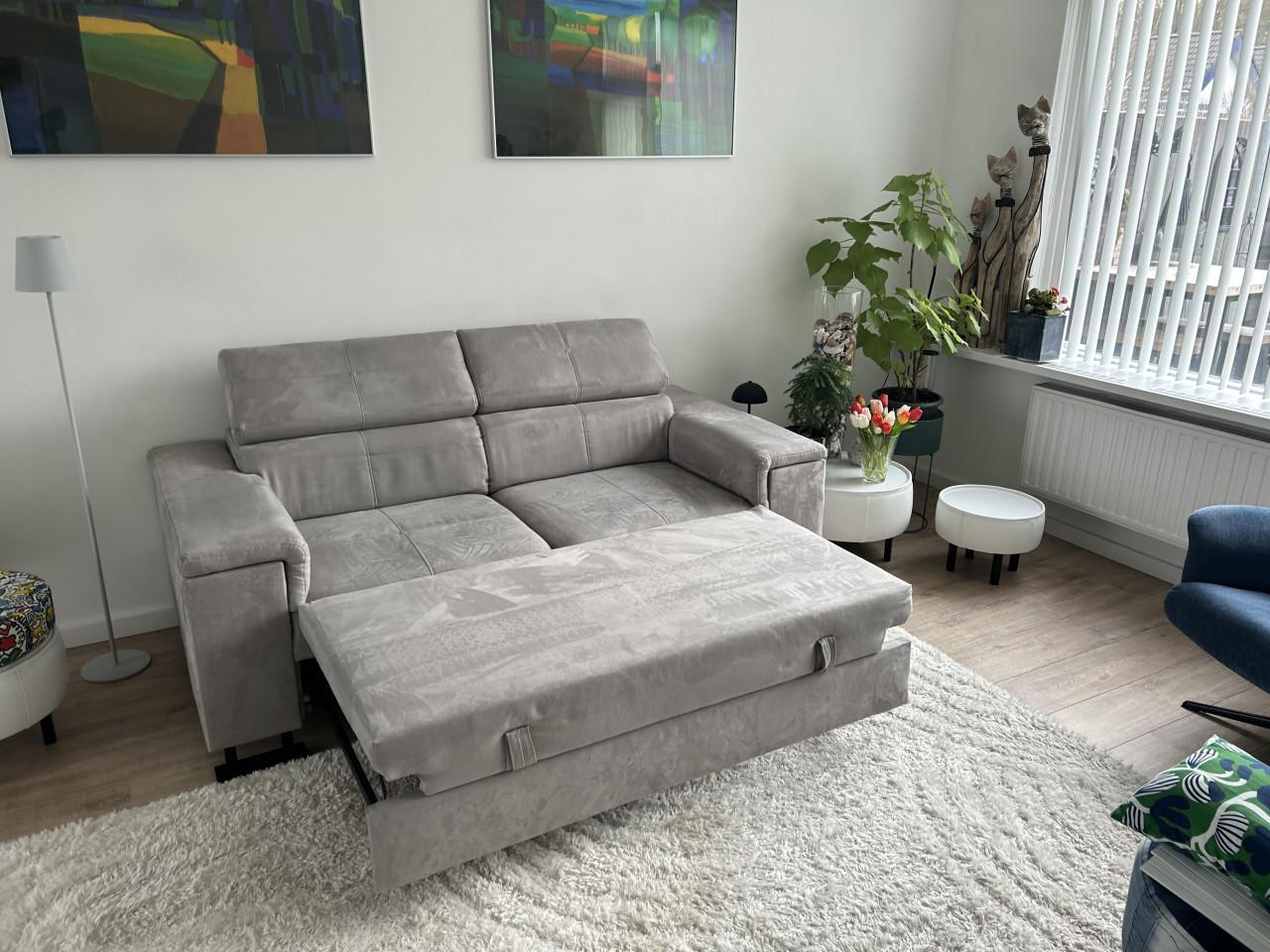 2/3 zitbank met uitschuifbed en verstelbare hoofdsteunen