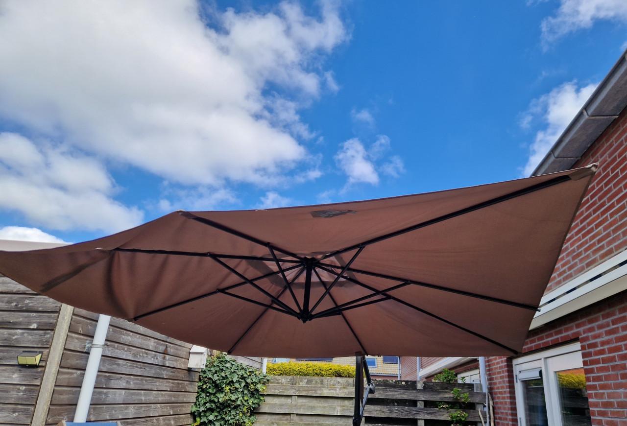 Zweefparasol met voet - gebruikssporen