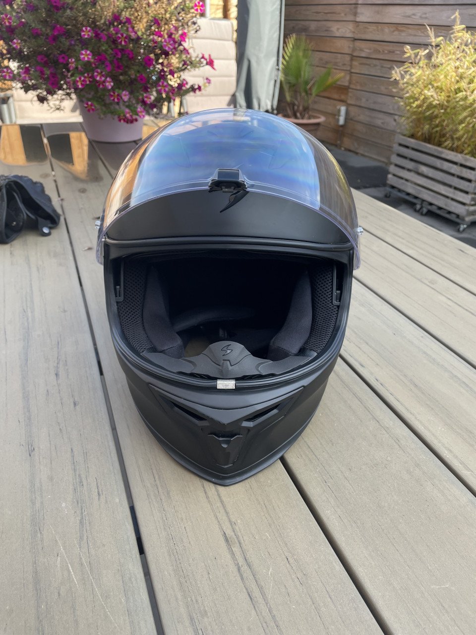 Motorjas, motorbroek, motorschoenen, motorhelm en motorhandschoenen