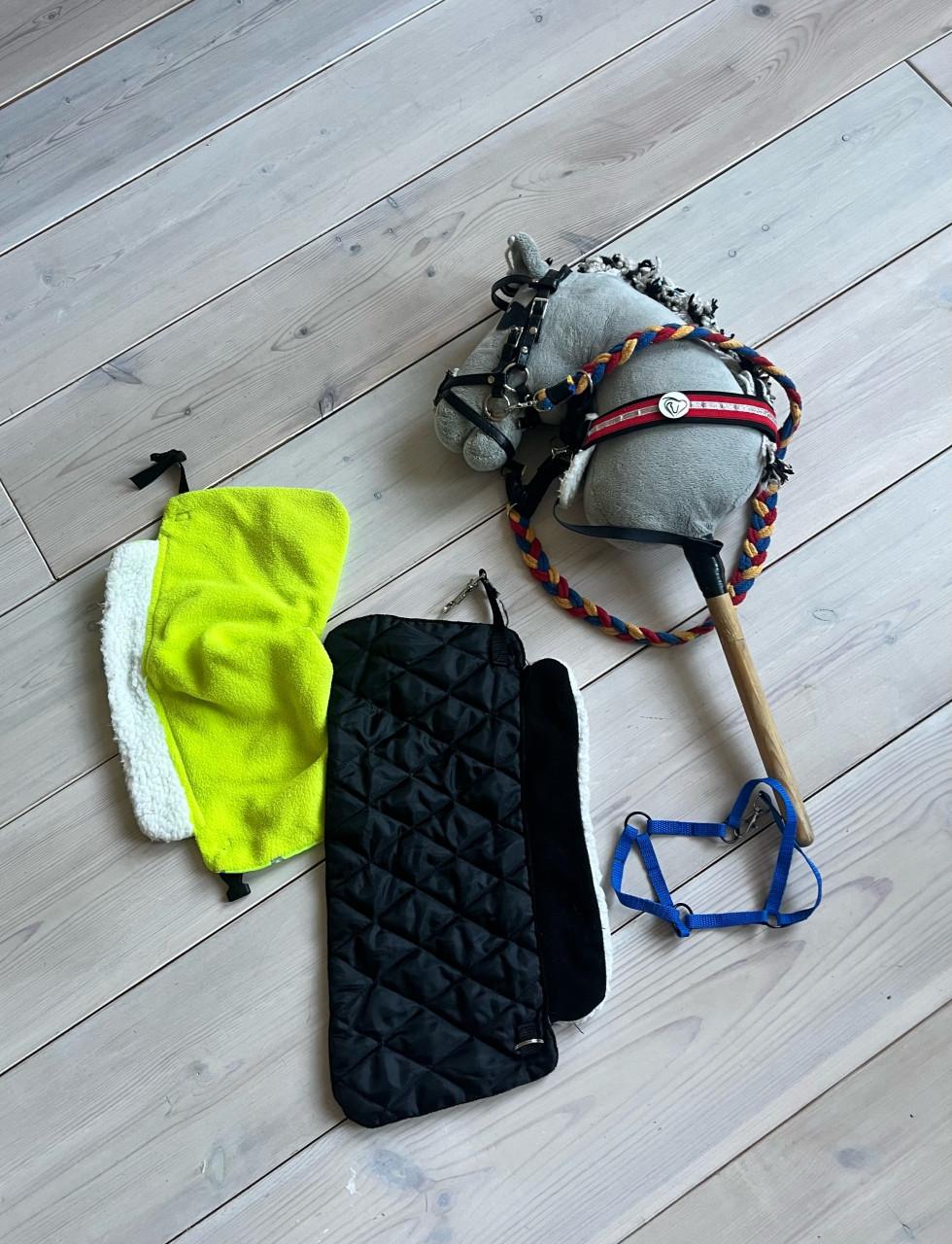 Stokpaard met accessoires in goede staat