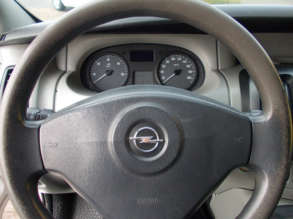 Opel Vivaro 2.0 cdti l2h1 airco, trekhaak 163000 km!!