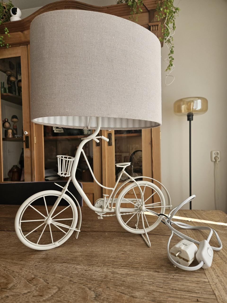 Leuke orginele lamp  uitgevoerd in fietsvorm, fietslamp