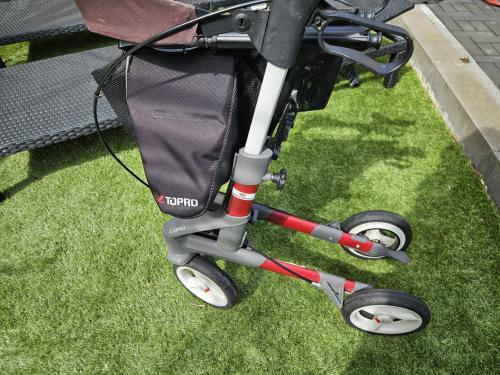 Zgan Topro Troja 5G rollator in de kleur rood zeer nette staat, nieuw model