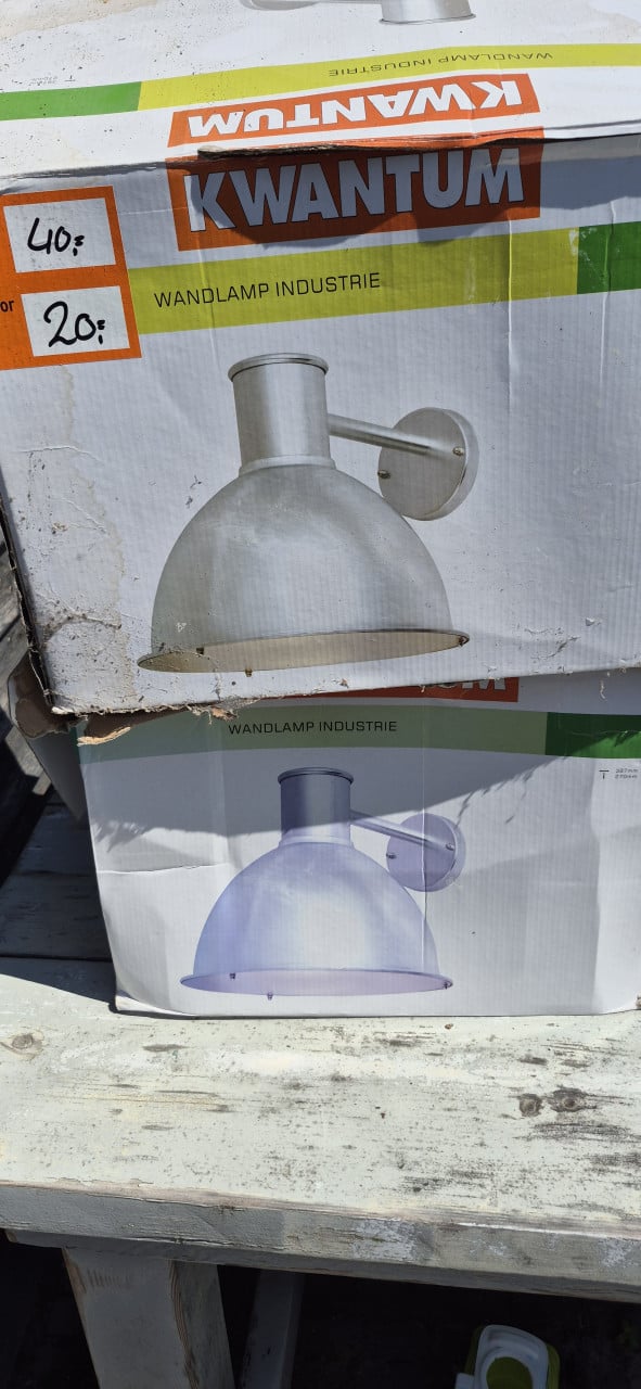 2 buitenlampen van de Kwantum, 1 met bewegingssensor.