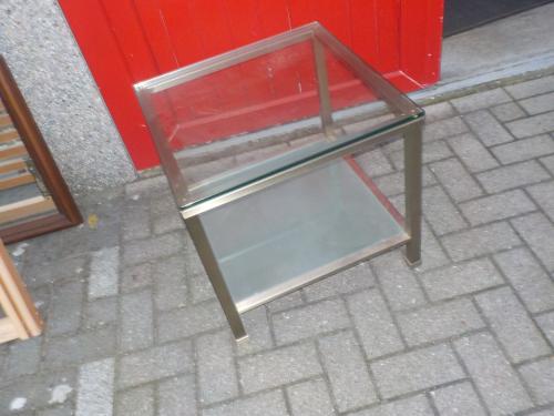 Mooie kwaliteit glazen bijzet tafel in zeer goede staat 55 x 55 cm