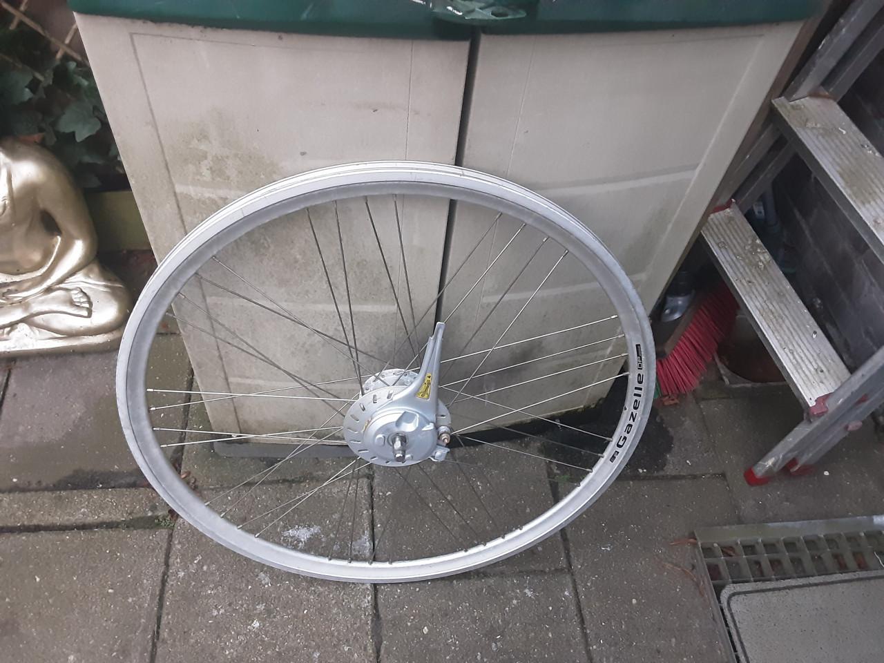 4 x 28 inch shimano voorwielen, naafdynamo, rollerbrake rem