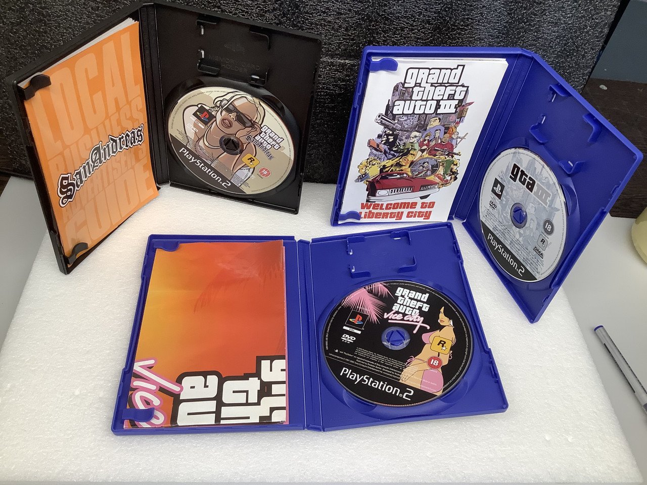 PlayStation 2 met 1 controller en 3 spellen GTA 4 + Pitfall.