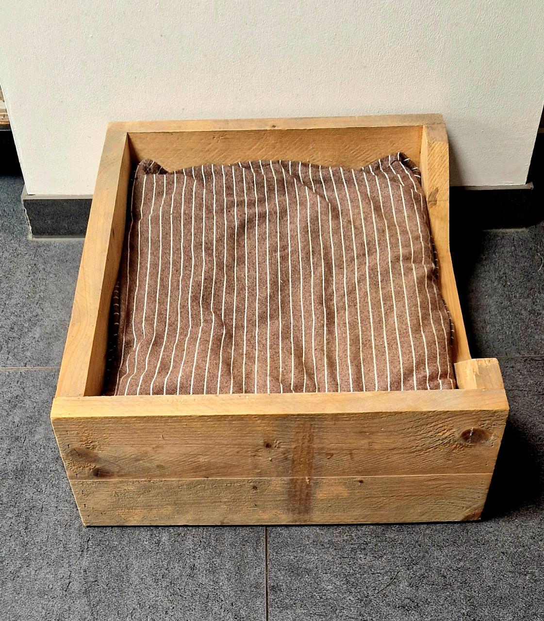 Stevige houten hondenmand, (b)60x(d)49x(h)20 cm