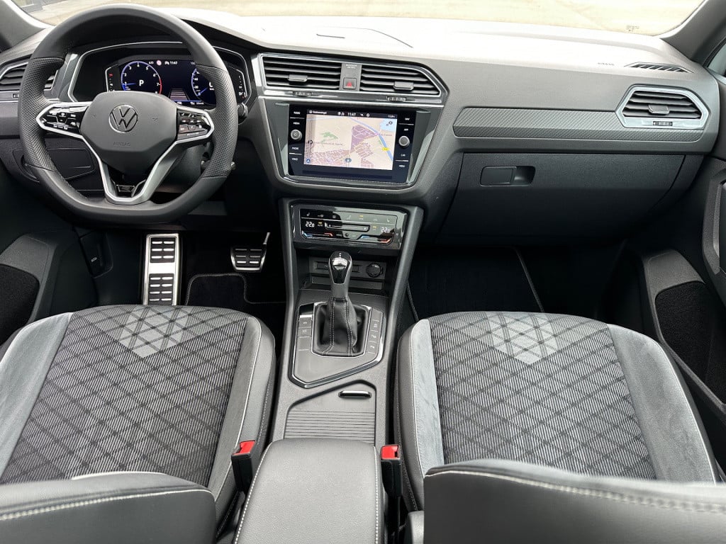 Volkswagen Tiguan 1.5 tsi 150pk dsg r-line blackstyle | panoramadak | trekh