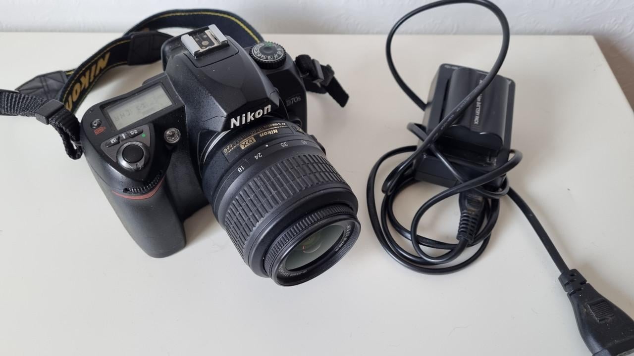 Nikon D70S digitale camera + 18-55mm AFS lens
