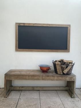 Bankje met schoolbord