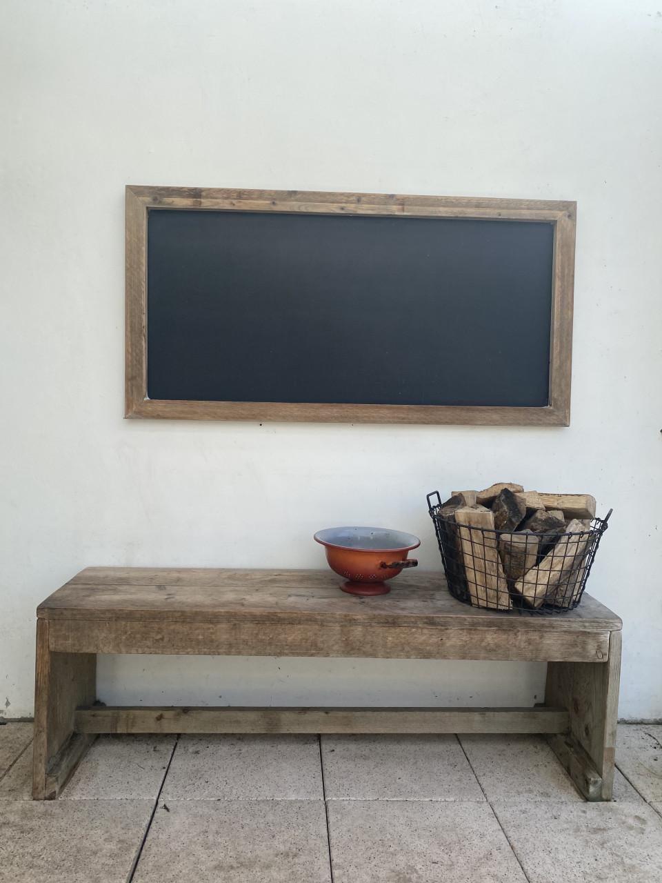 Bankje met schoolbord