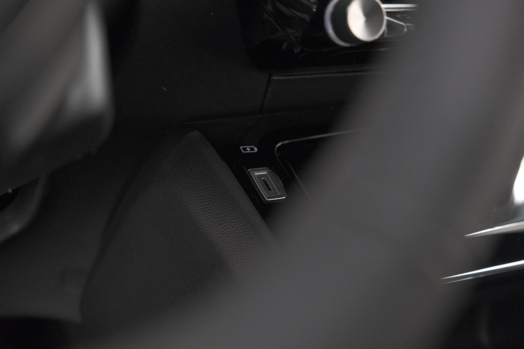 Peugeot 208 puretech 100 allure pack | camera | apple carplay | stoelverwar