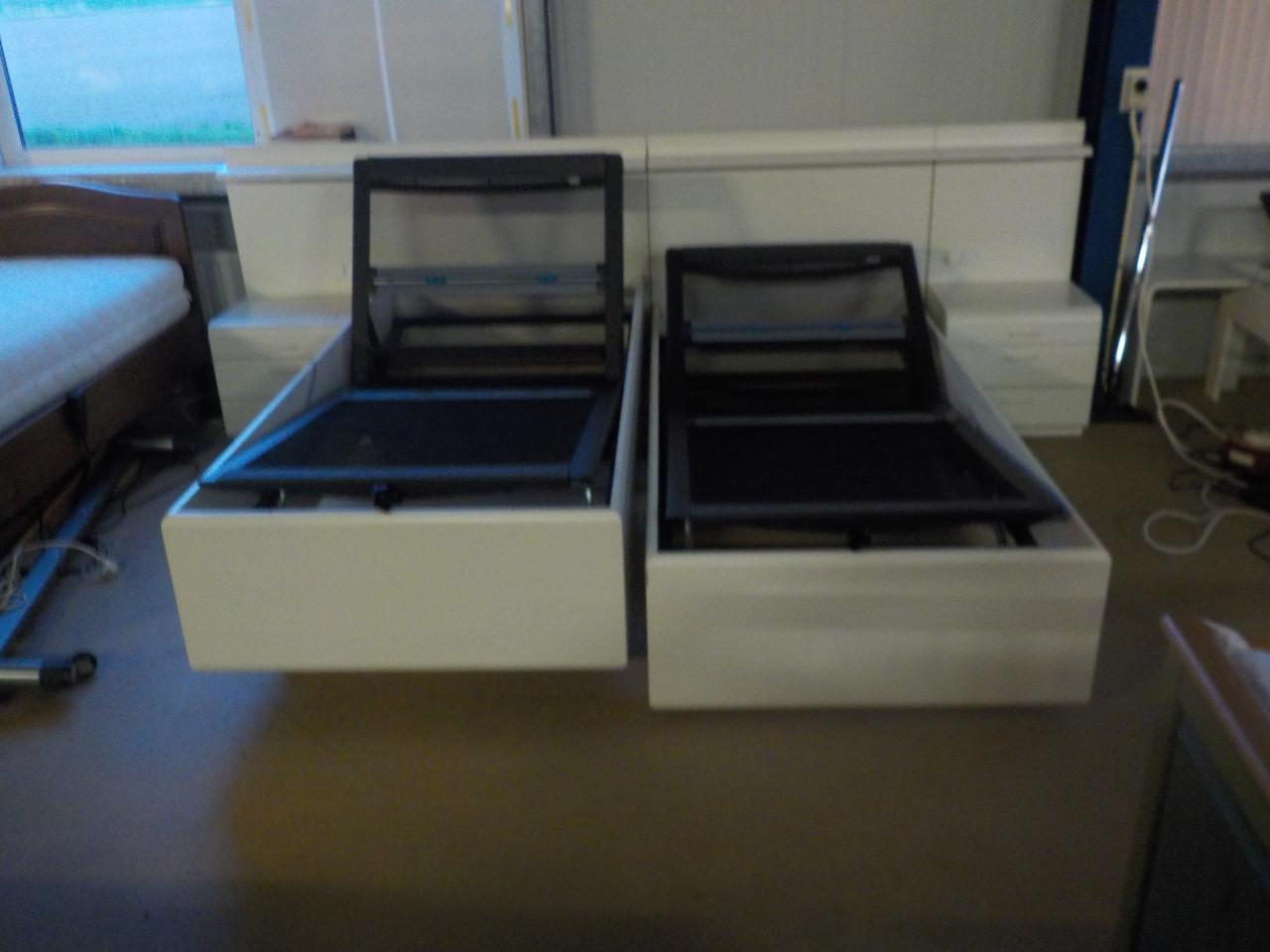 2 ledikanten 90 x 200 met auping verstelbare spiralen + 2 nachtkastjes