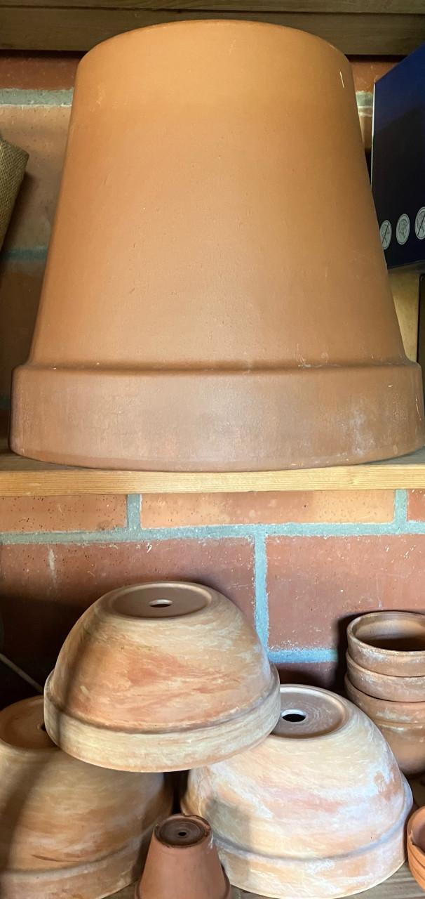 14 terra cotta bloempotten met bijbehorende schalen / onderborden
