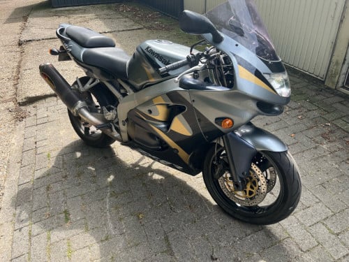 Kawasaki zx6r van 1999 met 73000 km met akrapovic demper