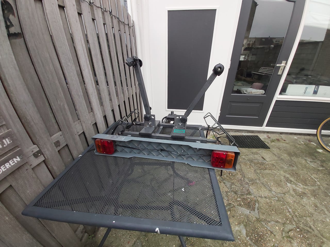 Fietsendrager voor achter op de trekhaak van de auto