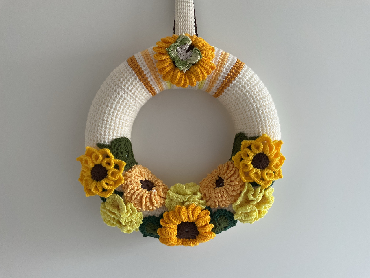 Verschillendegehaakte bloemen kransen