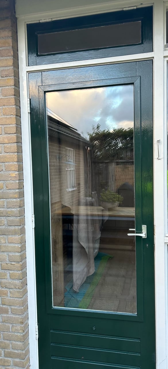 Twee hardhouten deuren met dubbelglas – kleur RAL 6009 dennegroen
