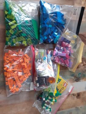 Lego diverse zakjes kleuren + bouwset