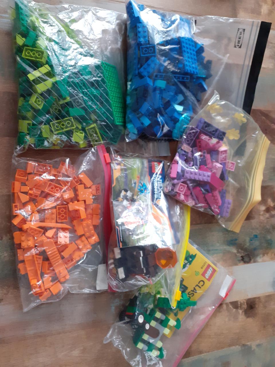Lego diverse zakjes kleuren + bouwset