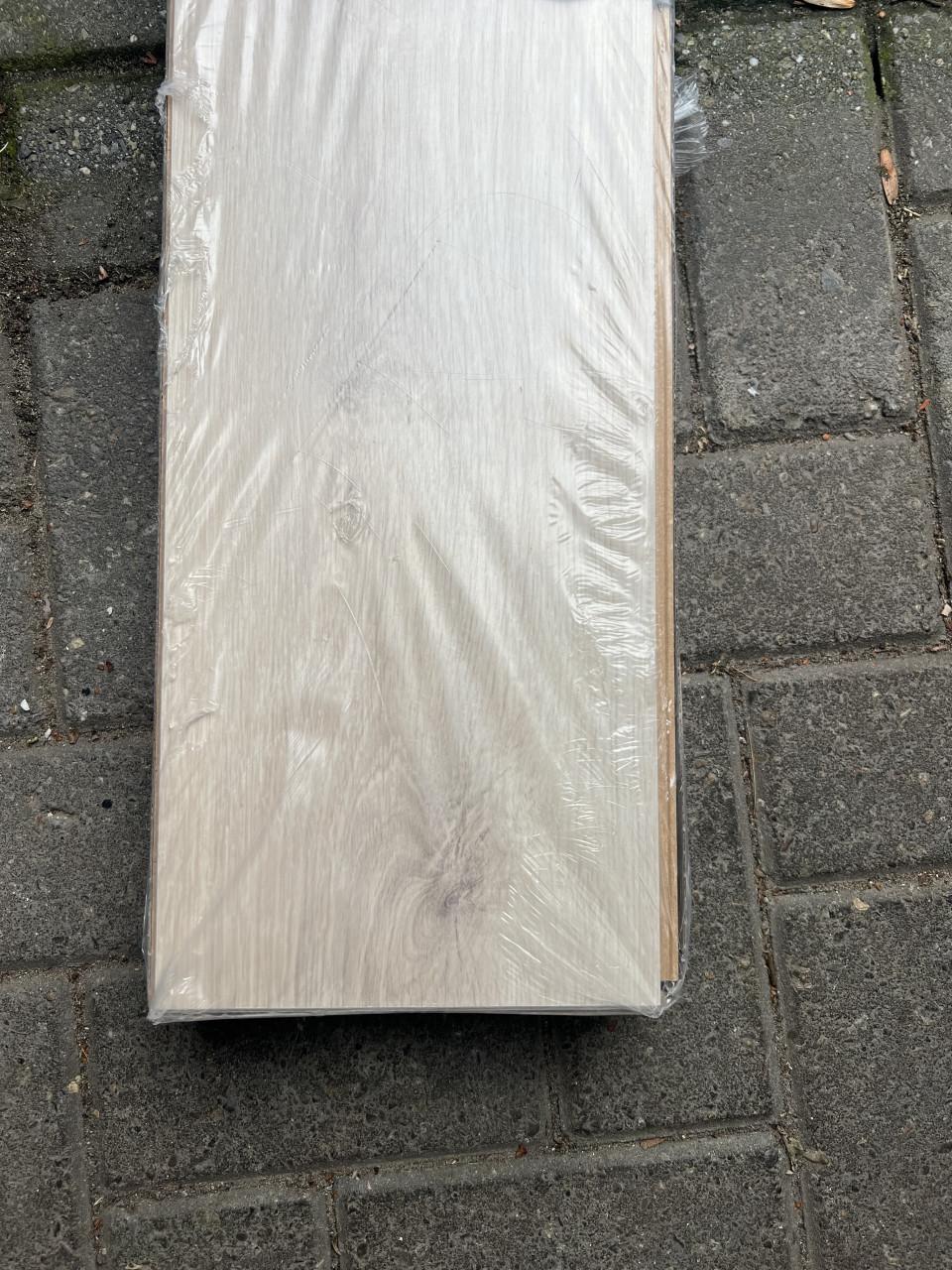 Nieuw laminaat, ca 13 m2 met houtnerf look