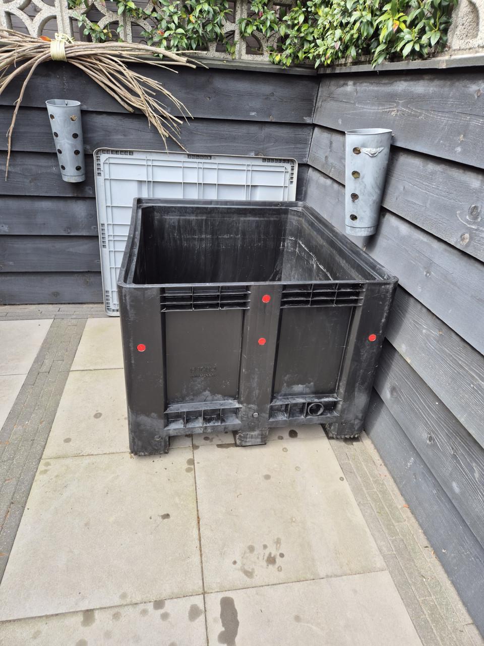 Palletbox kunststof 120x100x76cm gesloten, 3-sledes