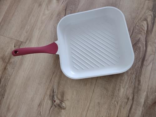 Zeer nette grillpan, bakpan, vleespan. Paars, wit. Als nieuw!