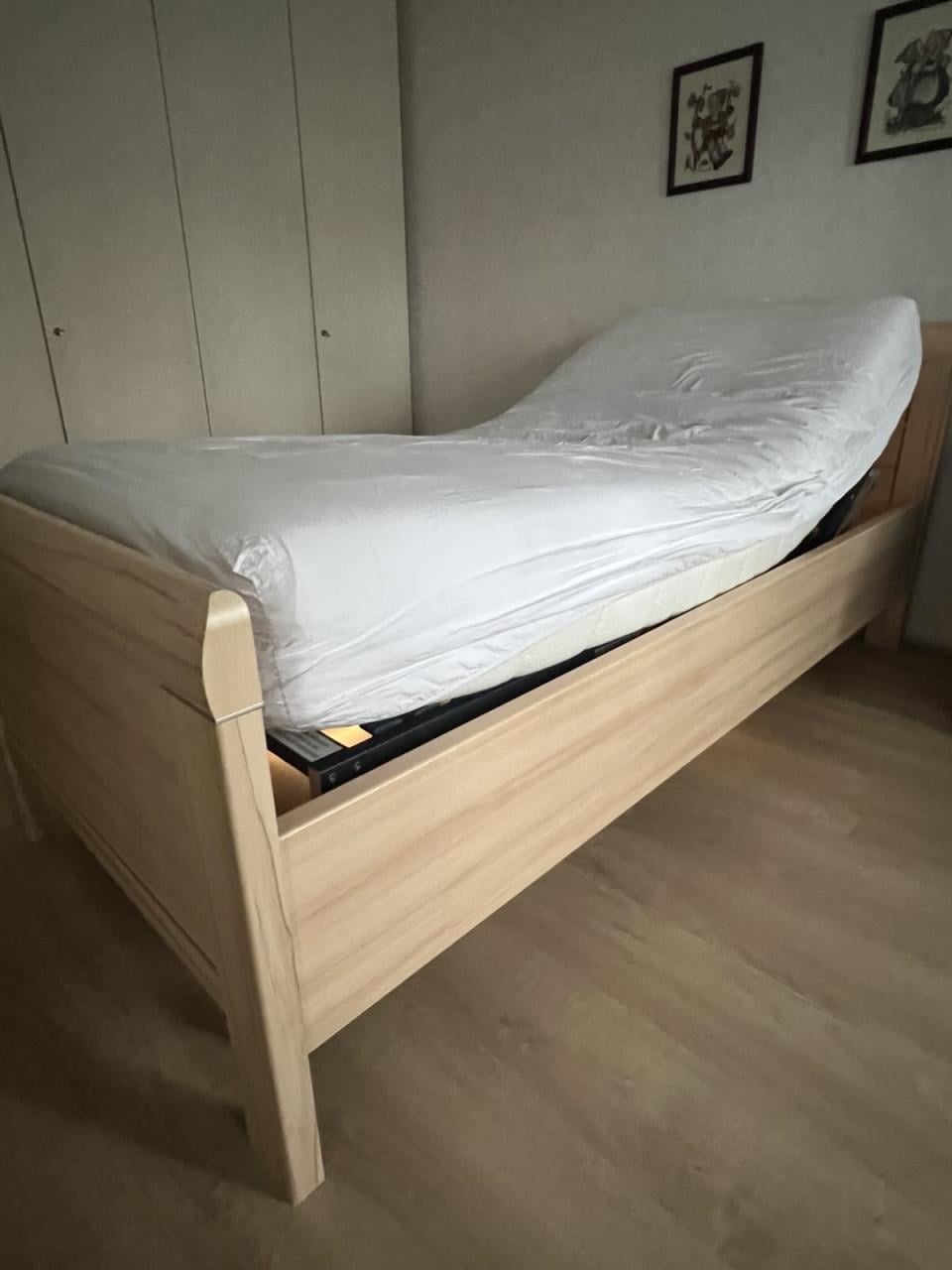 Eiken ledikant + elektrisch verstelbare lattenbodem. Incl. matras nachtkast