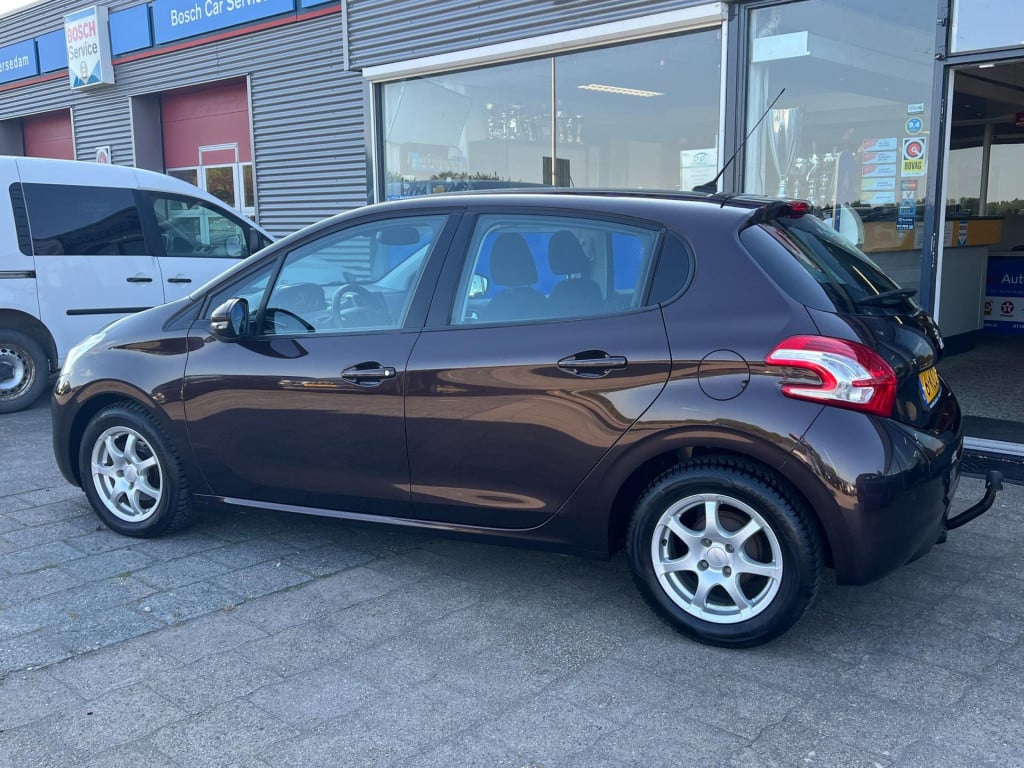 Peugeot 208 1.2 vti envy, navi, trekhaak enz...