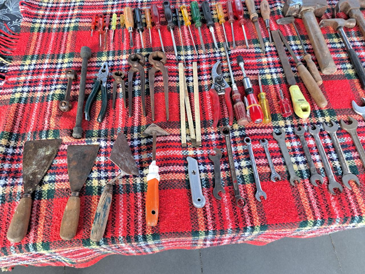 Divers gereedschap voor de beginner, klusser, camping etc. van alles wat.