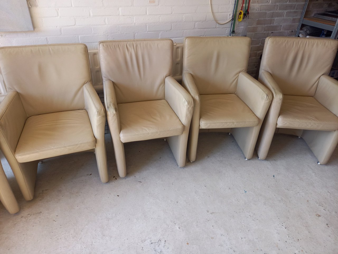 Te Koop 2,4,of 6 stoelen (Goosens)  Italiaans leer